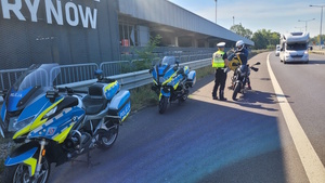 zdjęcie kolorowe: policjanci katowickiej drogówki podczas kontroli motocyklistów w ramach działań "Bezpieczny motocykl"