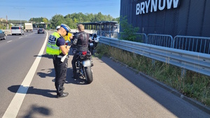 zdjęcie kolorowe: policjanci katowickiej drogówki podczas kontroli motocyklistów w ramach działań &quot;Bezpieczny motocykl&quot;