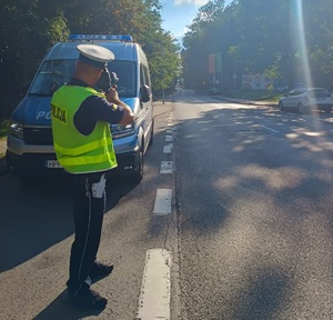 zdjęcie kolorowe: policjanci katowickiej drogówki podczas działań Bezpieczny pieszy