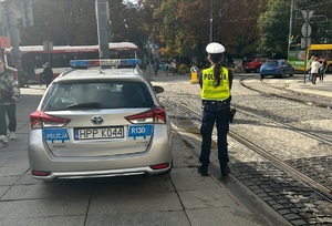 zdjęcie kolorowe: policjanci katowickiej drogówki podczas działań Bezpieczny pieszy