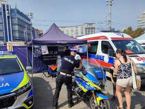 zdjęcie kolorowe: katowiccy policjanci rozmawiający z uczestnikami Festiwalu Ratowania Życia