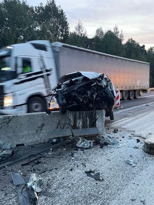 zdjęcie kolorowe: rozbity samochód na betonowych separatorach