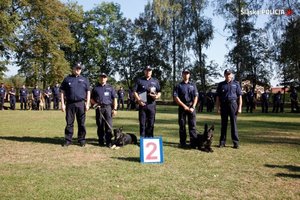 zdjęcie kolorowe: ślący policjanci którzy zajęli II miejsce w zawodach