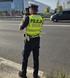 zdjęcie kolorowe: słuzby mundurowe, partnerzy i kierowcy podczas katowickich działań w ramach kampanii „ROADPOL Safety Days”