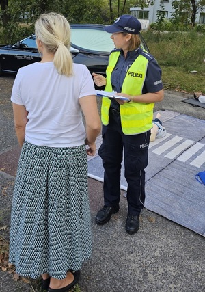 zdjęcie kolorowe: słuzby mundurowe, partnerzy i kierowcy podczas katowickich działań w ramach kampanii „ROADPOL Safety Days”