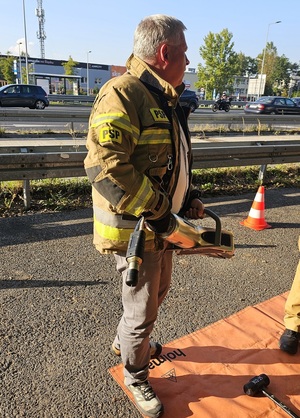 zdjęcie kolorowe: słuzby mundurowe, partnerzy i kierowcy podczas katowickich działań w ramach kampanii „ROADPOL Safety Days”