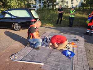 zdjęcie kolorowe: słuzby mundurowe, partnerzy i kierowcy podczas katowickich działań w ramach kampanii „ROADPOL Safety Days”