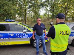 zdjęcie kolorowe: słuzby mundurowe, partnerzy i kierowcy podczas katowickich działań w ramach kampanii „ROADPOL Safety Days”