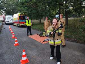 zdjęcie kolorowe: słuzby mundurowe, partnerzy i kierowcy podczas katowickich działań w ramach kampanii „ROADPOL Safety Days”