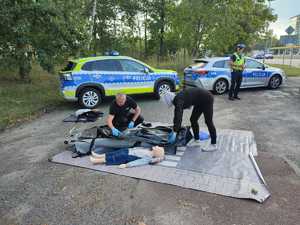 zdjęcie kolorowe: słuzby mundurowe, partnerzy i kierowcy podczas katowickich działań w ramach kampanii „ROADPOL Safety Days”