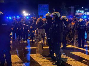 zdjęcie kolorowe: policjanci oddziału prewencji zabezpieczający przemarsz kibiców na mecz piłki nożnej rozegrany pomiędzy drużynami GKS-u Katowice i Pogoni Szczecin