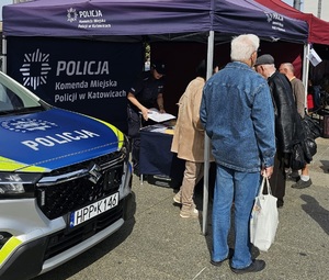 zdjęcie kolorowe: Policjanci i uczestnicy podczas IX Katowickiego dnia Seniora