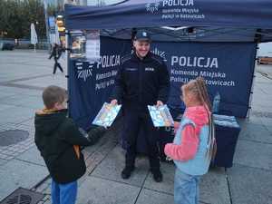 zdjęcie kolorowe: katowiccy policjanci podczas działań zorganizowanych w ramach Ogólnopolskiego Policyjnego Dnia Odblasków, który odbył się na katowickim Rynku