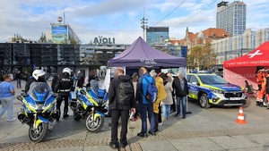 zdjęcie kolorowe: katowiccy policjanci podczas działań zorganizowanych w ramach Ogólnopolskiego Policyjnego Dnia Odblasków, który odbył się na katowickim Rynku