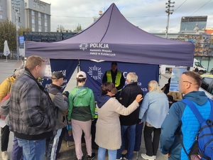 zdjęcie kolorowe: katowiccy policjanci podczas działań zorganizowanych w ramach Ogólnopolskiego Policyjnego Dnia Odblasków, który odbył się na katowickim Rynku