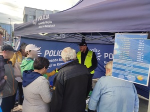 zdjęcie kolorowe: katowiccy policjanci podczas działań zorganizowanych w ramach Ogólnopolskiego Policyjnego Dnia Odblasków, który odbył się na katowickim Rynku