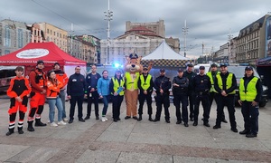 zdjęcie kolorowe: katowiccy policjanci podczas działań zorganizowanych w ramach Ogólnopolskiego Policyjnego Dnia Odblasków, który odbył się na katowickim Rynku