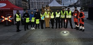 zdjęcie kolorowe: katowiccy policjanci podczas działań zorganizowanych w ramach Ogólnopolskiego Policyjnego Dnia Odblasków, który odbył się na katowickim Rynku