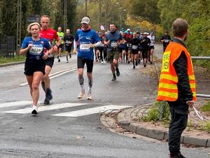 zdjęcie kolorowe: katowiccy policjanci podczas zabezpieczenia maratonu