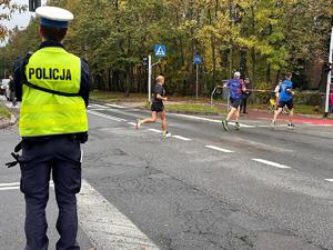 zdjęcie kolorowe: katowiccy policjanci podczas zabezpieczenia maratonu