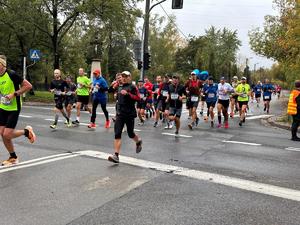 zdjęcie kolorowe: katowiccy policjanci podczas zabezpieczenia maratonu