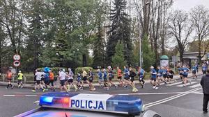 zdjęcie kolorowe: katowiccy policjanci podczas zabezpieczenia maratonu