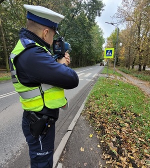 zdjęcie kolorowe: policjant katowickiej drogówki podczas działań &quot;Bezpieczny pieszy&quot;