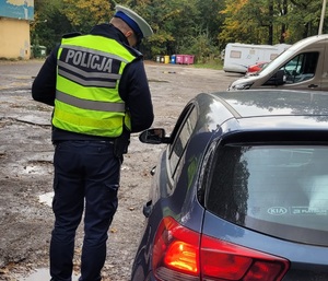 zdjęcie kolorowe: policjant katowickiej drogówki podczas działań &quot;Bezpieczny pieszy&quot;