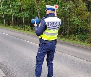 zdjęcie kolorowe: policjant katowickiej drogówki podczas działań &quot;Bezpieczny pieszy&quot;