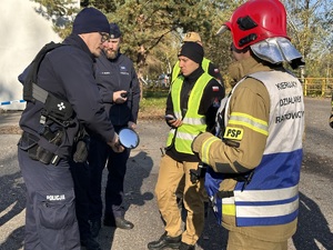 zdjęcie kolorowe: policjanci i strażacy podczas działań sztabowych Woda24