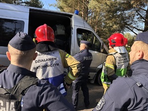 zdjęcie kolorowe: policjanci i strażacy podczas działań sztabowych Woda24