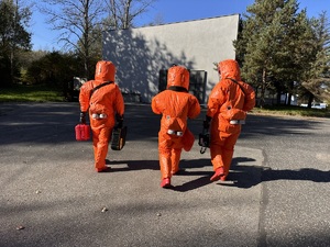 zdjęcie kolorowe: policjanci i strażacy podczas działań sztabowych Woda24