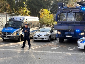 zdjęcie kolorowe: katowiccy policjanci podczas zabezpieczenia meczu pomiędzy drużynami GKS-u Katowice i Śląska Wrocław