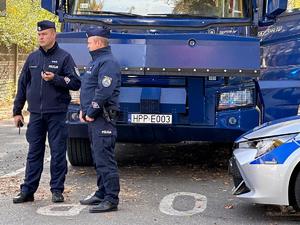 zdjęcie kolorowe: katowiccy policjanci podczas zabezpieczenia meczu pomiędzy drużynami GKS-u Katowice i Śląska Wrocław