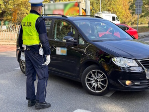 zdjęcie kolorowe: katowiccy policjanci podczas zabezpieczenia meczu pomiędzy drużynami GKS-u Katowice i Śląska Wrocław