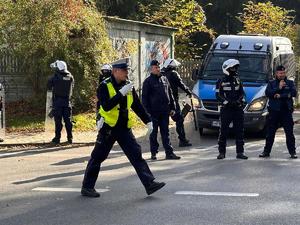 zdjęcie kolorowe: katowiccy policjanci podczas zabezpieczenia meczu pomiędzy drużynami GKS-u Katowice i Śląska Wrocław