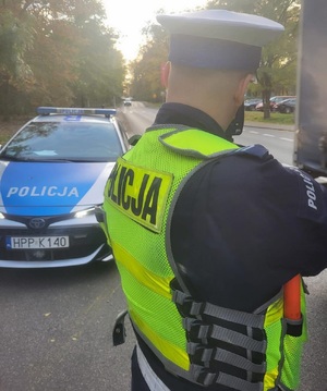 zdjęcie kolorowe: policjant podczas działań Bezpieczny Pieszy