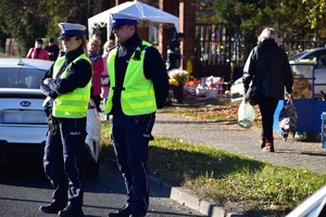 zdjęcie kolorowe: policjanci podczas działań w ramach akcji Wszystkich świetych