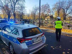 zdjęcie kolorowe: katowiccy policjanci podczas zabezpieczenia w ramach działań "Wszystkich Świętych"