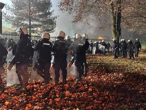 zdjęcie kolorowe: katowiccy policjanci i policjanci OPP podczas zabezpieczenia meczu piłki nożnej