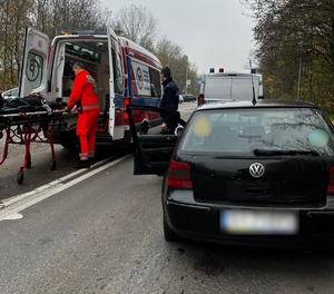 zdjęcie kolorowe: karetka pogotowia i uszkodzony samochód