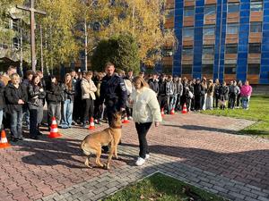 zdjęcie kolorowe: dzień otwarty w Komendzie Miejskiej Policji w Katowicach, w które uczestniczyli uczniowie katowickich szkół średnich