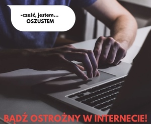 Na zdjęciu widoczny laptop oraz dłonie. Dymek czatu z napisem &quot;cześć, jestem... oszustem&quot;