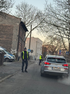 Na zdjęciu policjant przy samochodznie