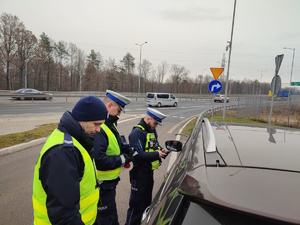 na zdjęciu policjanci w trakcie działań