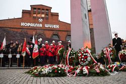 Na zdjęciu pomnik przed kopalnią Wujek pod którym złożone są kwiaty oraz uczestnicy obchodów