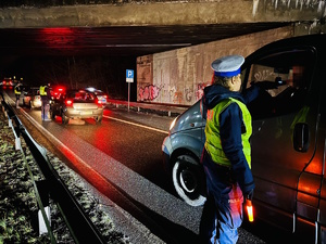 Na zdjęciu policjantka oraz kierowca w trakcie kontroli trzeźwości