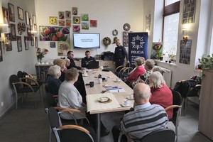 Na zdjęciu policjanci i uczestnicy debaty
