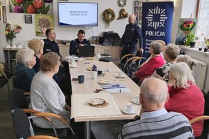 Na zdjęciu policjanci i uczestnicy debaty