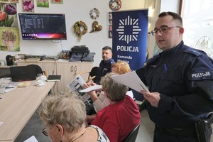 Na zdjęciu policjanci i uczestnicy debaty